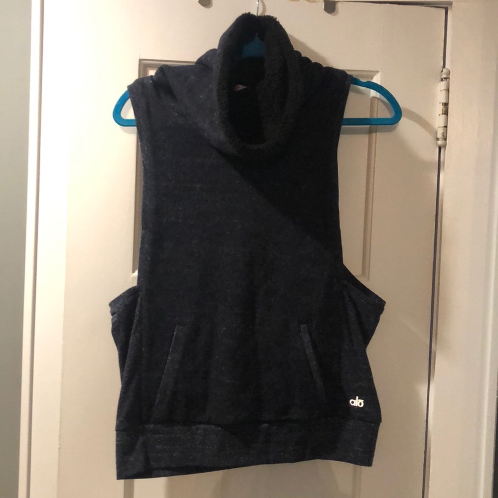 Sleeveless fuzzy lined funnel neck with pockets